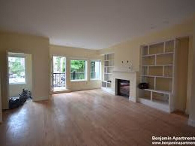 Foto del edificio - No Brokers Fee, No Security Deposit, A Must-See Unit! New Construction, High-End Amenities
