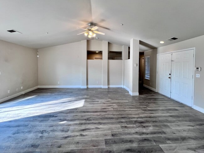 Foto del edificio - $2,750 West Fresno Near Island Water Park  4 Bed W. San Ramon