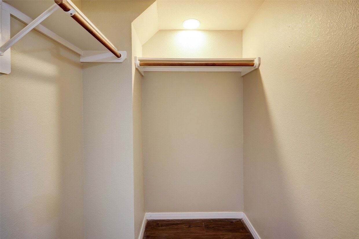 Building Photo - 2006 W 43rd St