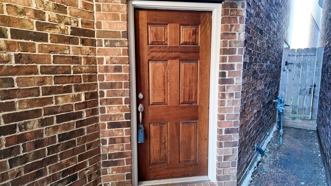 Foto del edificio - 7907 Bachwood Dr Dr