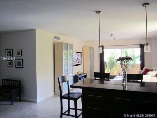 Building Photo - 6886 N Kendall Dr