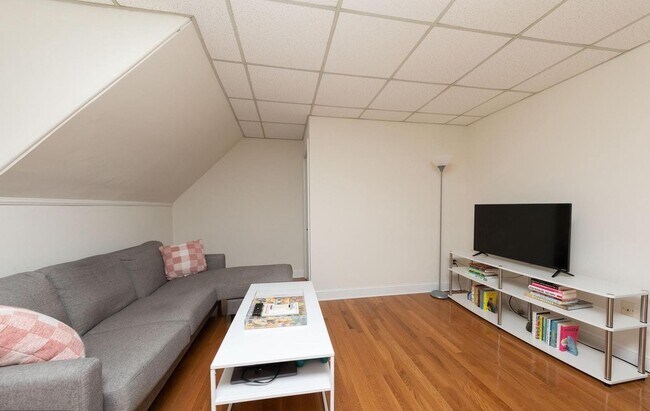 Foto del edificio - 562 Leverington Ave