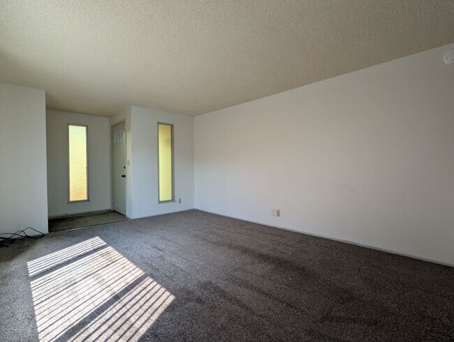 Foto del edificio - Great 2 bed/1.5 bath townhome in Springfield