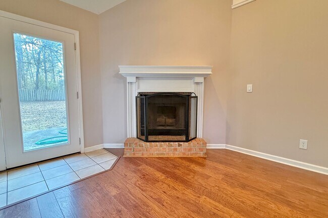 Foto del edificio - AVAILABLE NOW! (No Pets)