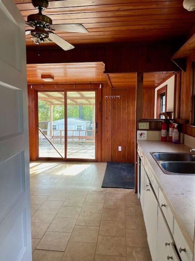 Building Photo - Cute 2 bedroom house