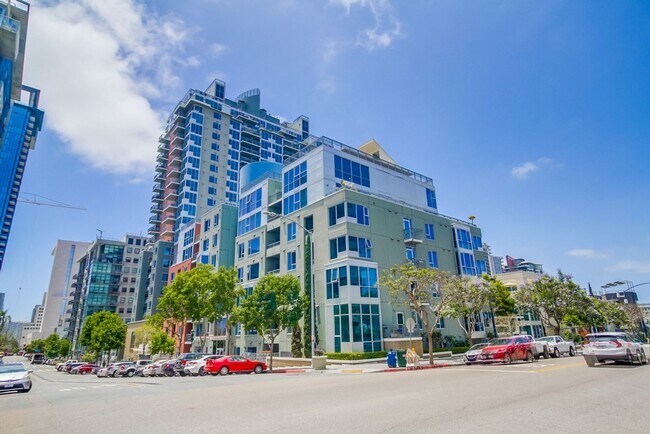 Building Photo - Modern 2 bed / 2 bath Condo in Little Ital...