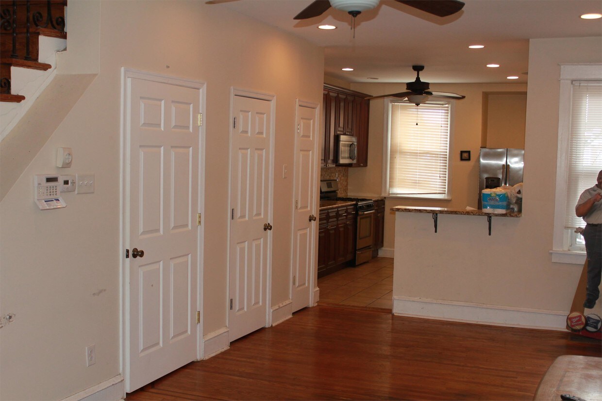 Foto principal - 5870 Woodcrest Ave