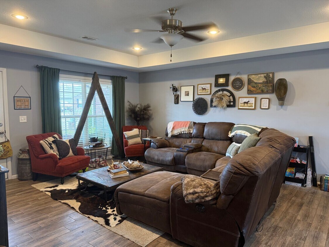 Foto del edificio - 4582 Edinburgh Dr