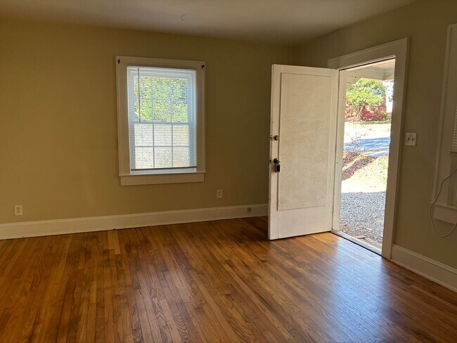 Foto del edificio - Cute 1BR/1BA Duplex Near UNCG!