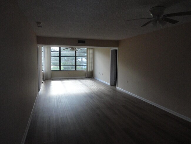 Foto del edificio - 3716 Whitehall Dr