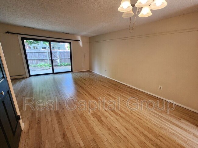 Foto del edificio - 43 Point of Woods Dr