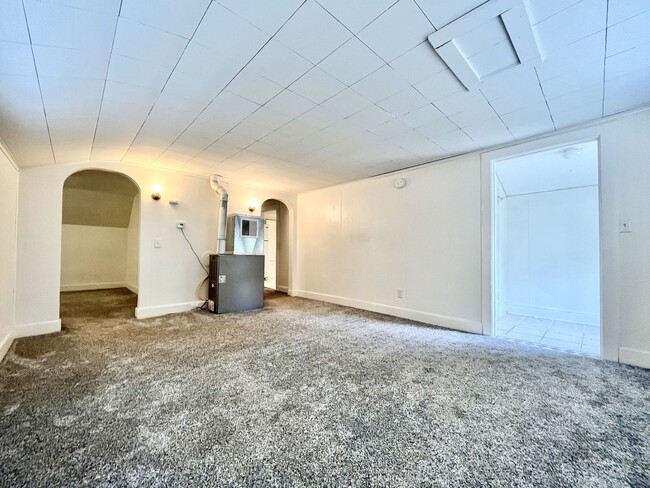 Building Photo - 2130 Bourdon St
