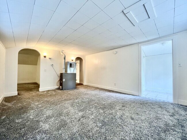 Building Photo - Bourdon 2130
