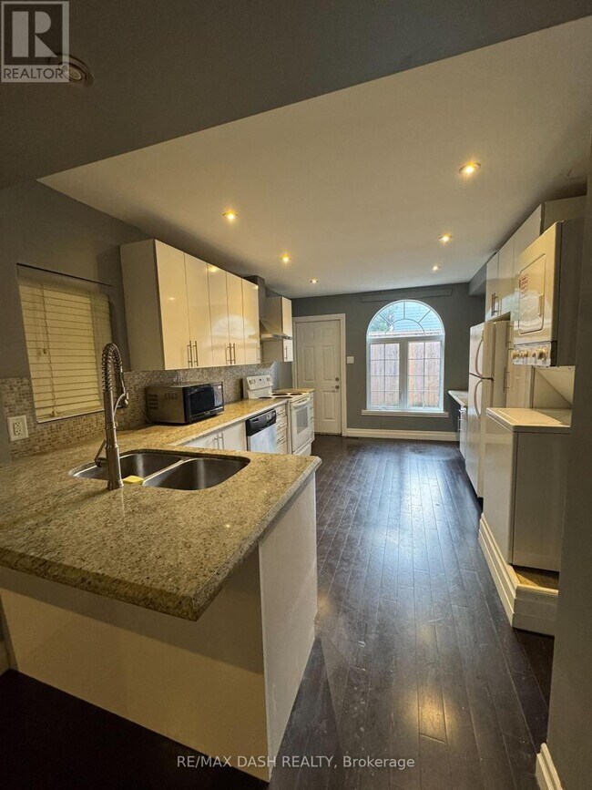 Building Photo - 1531 Queen St E