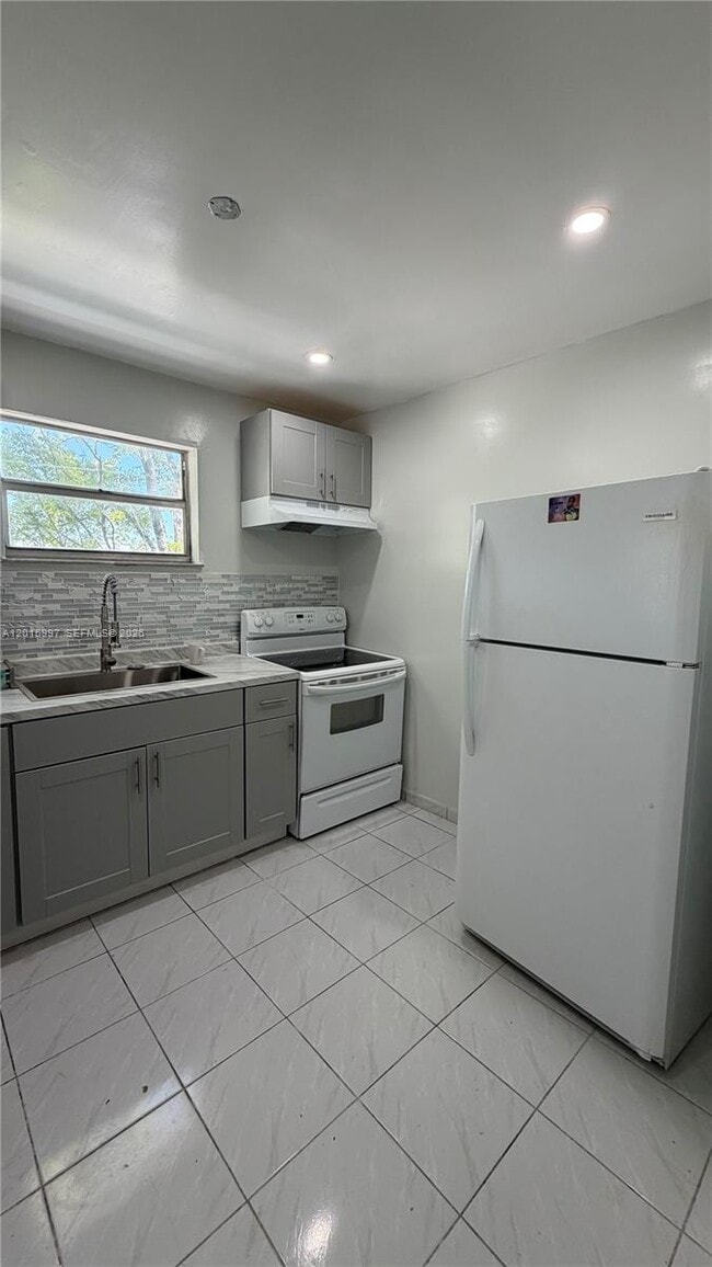 Foto del edificio - 7101 Byron Ave