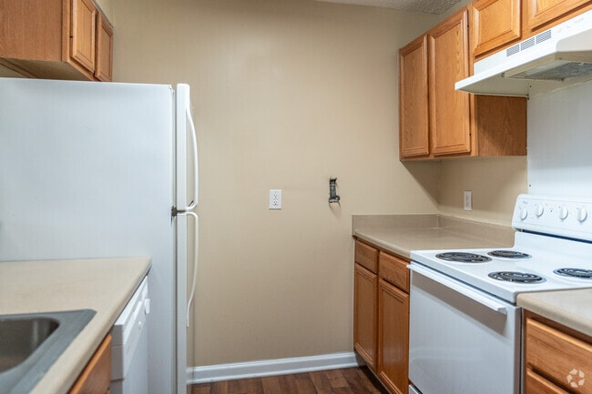 2BR,1.5BA -901SF - Lakeside Gardens