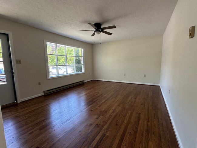Foto del edificio - 108 Crystal Lake Ct