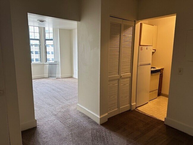 Building Photo - 4th Floor 1 Bedroom 1 Bathroom Apartment F...