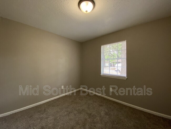 Foto del edificio - 3323 Green Dr