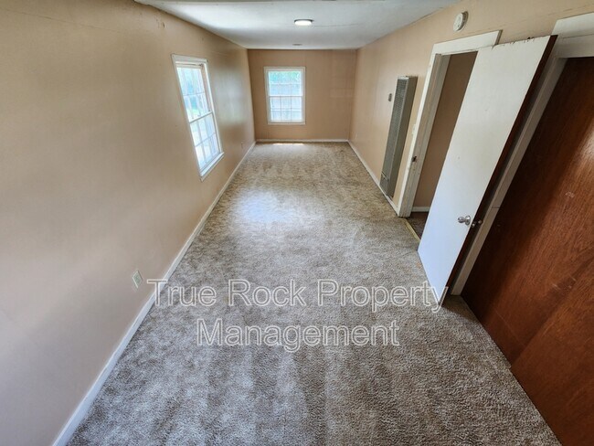 Foto del edificio - 331 E 13th St