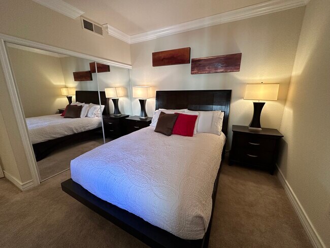 Queen Suite with large closet - 230 E Flamingo Rd