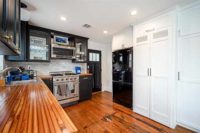 Building Photo - 811 W 13th St