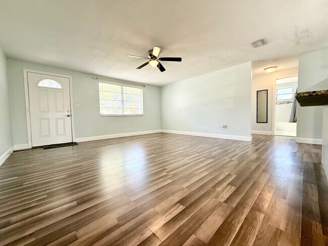 Building Photo - Relaxed Florida living at this 3Bedroom/ 2bath home in the Heart of Daytona Beach!