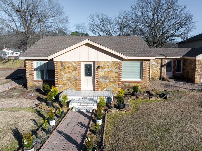 Building Photo - Freshly Updated 3 Bedroom Home