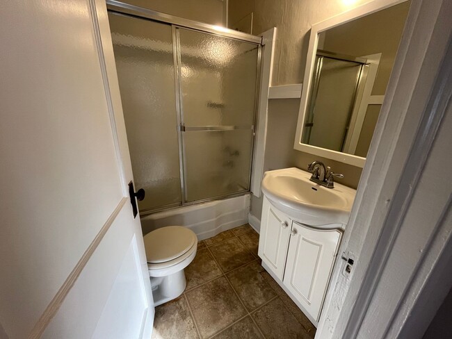 Building Photo - 3 Bed 2 Bath Home