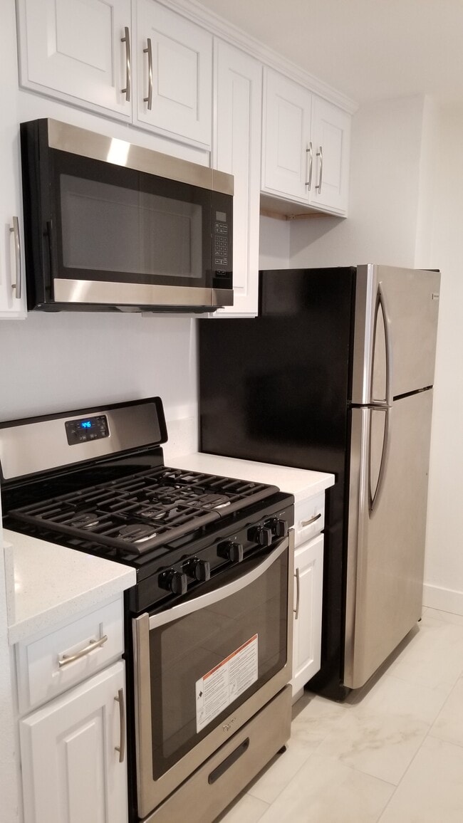 Building Photo - 6525 Woodley Ave