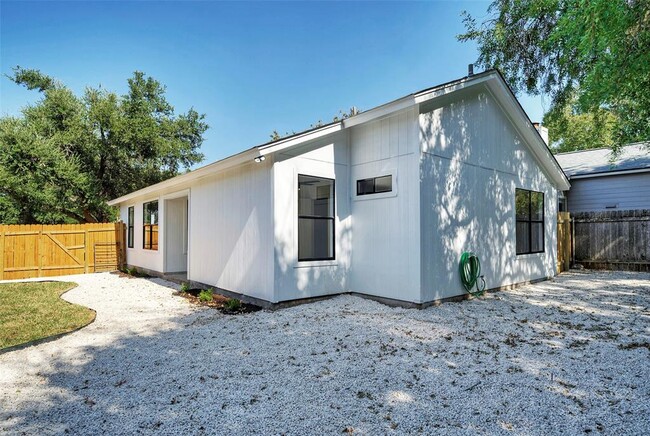 Building Photo - 12812 Heinemann Dr
