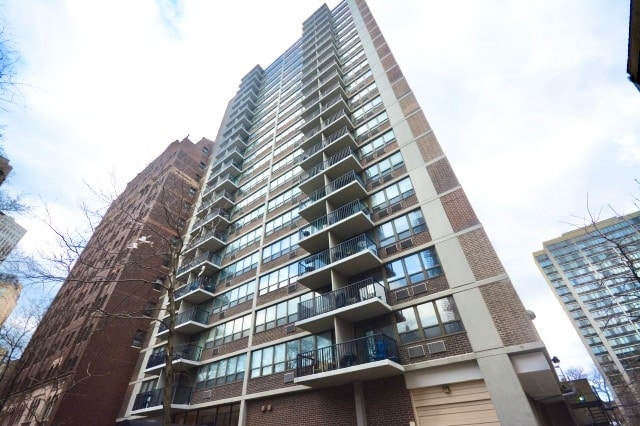 Building Photo - 2740 N Pine Grove Ave