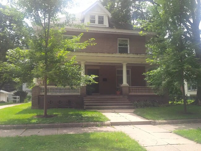 Building Photo - 609 East Walnut Street