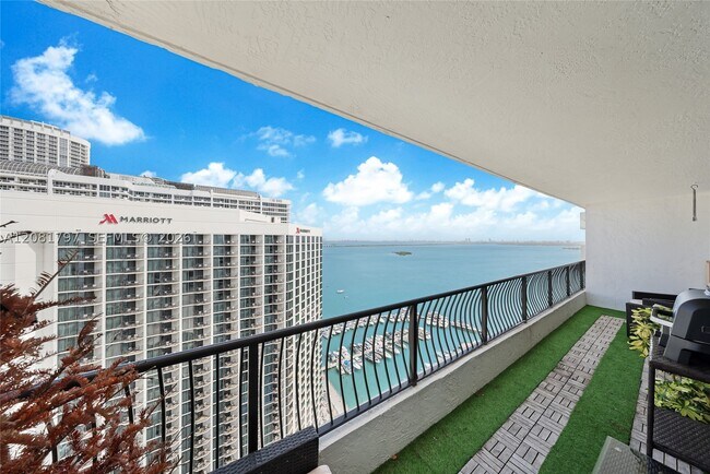 Foto del edificio - 555 NE 15th St