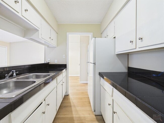 Building Photo - 616 W 51st St