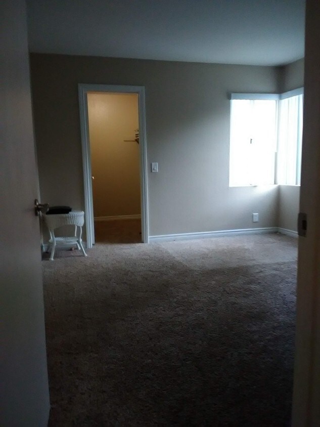 Building Photo - 15838 High Knoll Dr
