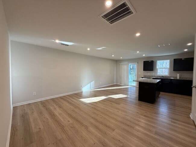 Foto del edificio - Modern 3-Bedroom Townhouse with Garage & Private Patio