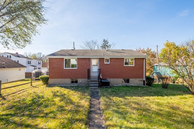 Building Photo - LEASING SPECIAL AVAILABLE! STUNNING 3 BEDR...