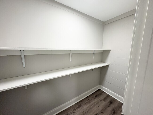 Foto del edificio - 5715 Harding Dr