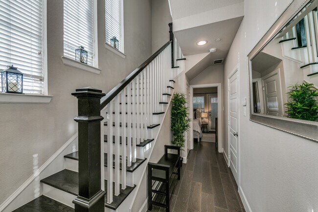 Foto del edificio - 731 Lacey Oaks Pl
