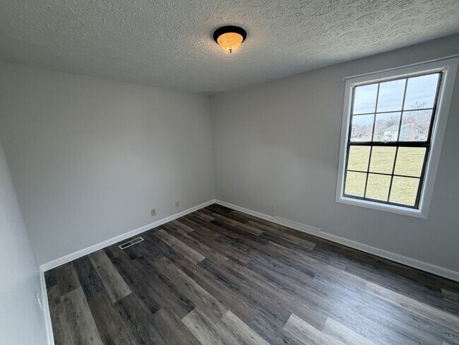 Foto del edificio - 2444 Fairbrook Dr