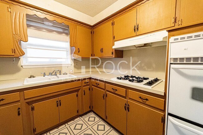 Foto del edificio - 3 Bedroom Home with 2-Car Garage and Covered Parking