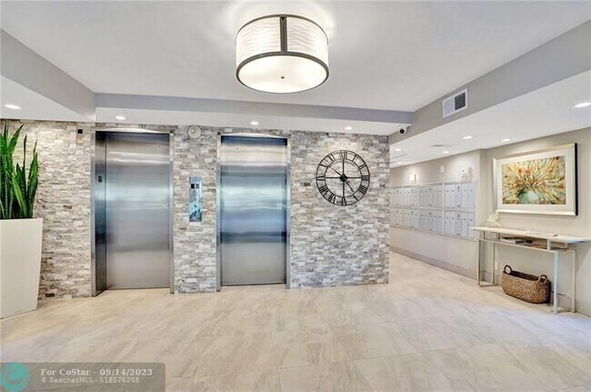 Building Photo - 575 Oaks Ln