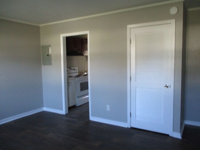 Building Photo - Charming two bedroom one bath duplex that is centrally located! Just minutes from area bases, sho...