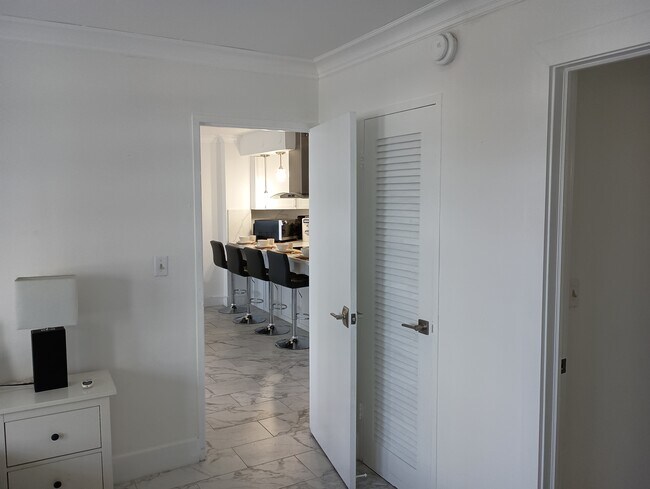 Foto del edificio - 220 Kings Point Dr
