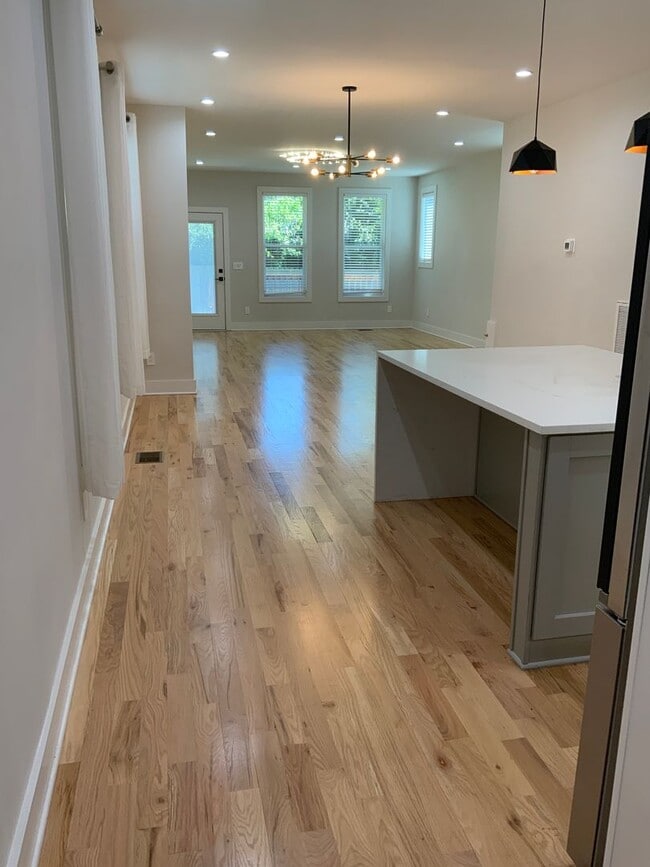 Building Photo - Fabulous Home In West Nashville