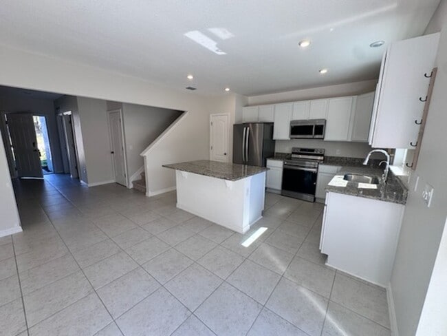 Foto del edificio - Beautiful 5 bedroom 3 bath home for rent
