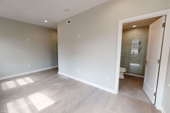 Building Photo - 2 br, 2 bath Triplex - 730 N 16th ST Unit 2
