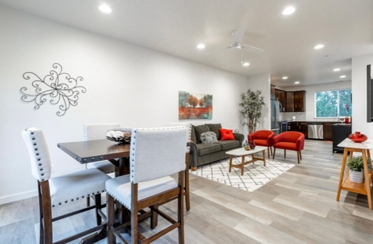 Foto principal - 3-Story Urban Walk Up at a modern communit...