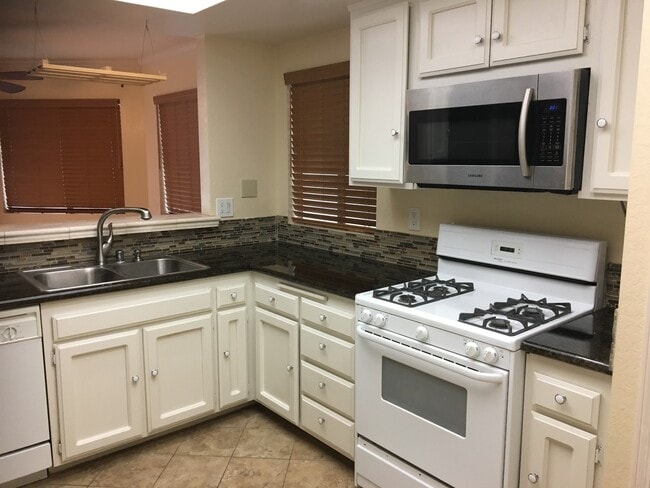 Foto del edificio - 2 Bed, 2 1/2 Bath Townhome with 1 car garage!